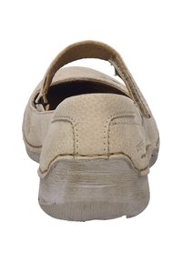 Zapato slip-on de cuero beige con parte trasera redondeada, talón abierto, parte superior texturizada, costuras visibles y suela de goma ligeramente desgastada.