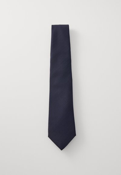 Cravate bleu marine en tissu texturé, présentant un design étroit avec une pointe et sans motifs ni accents visibles.