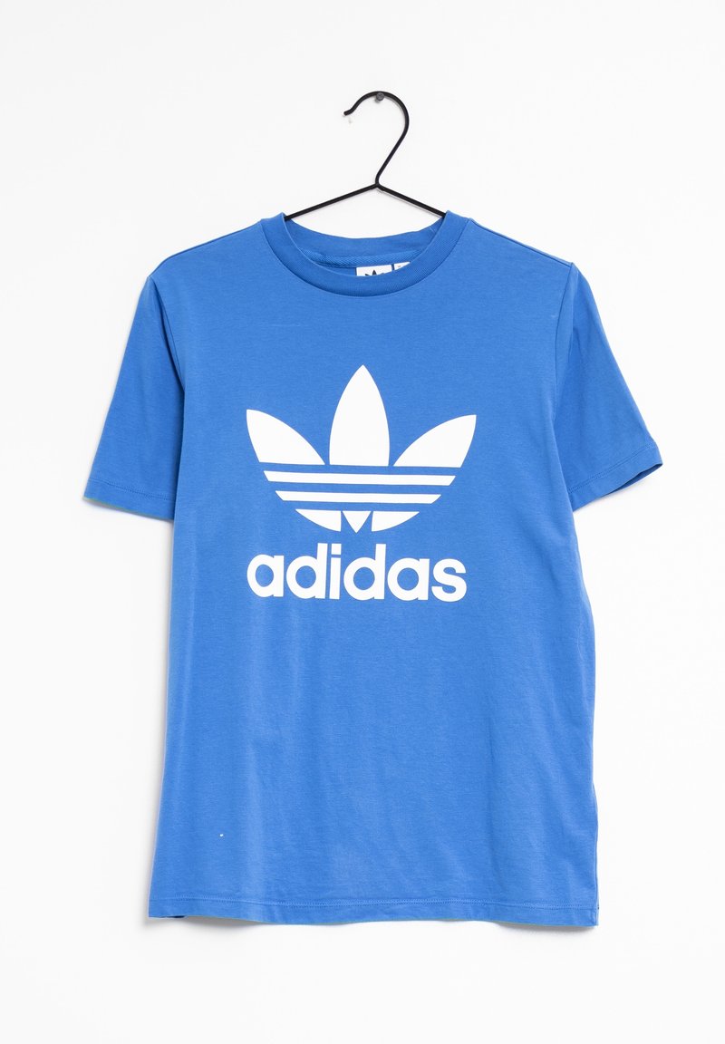 Modrá bavlněná tričko na ramínku s velkým bílým logem Adidas a třemi horizontálními pruhy nahoře. Krátké rukávy a kulatý výstřih.