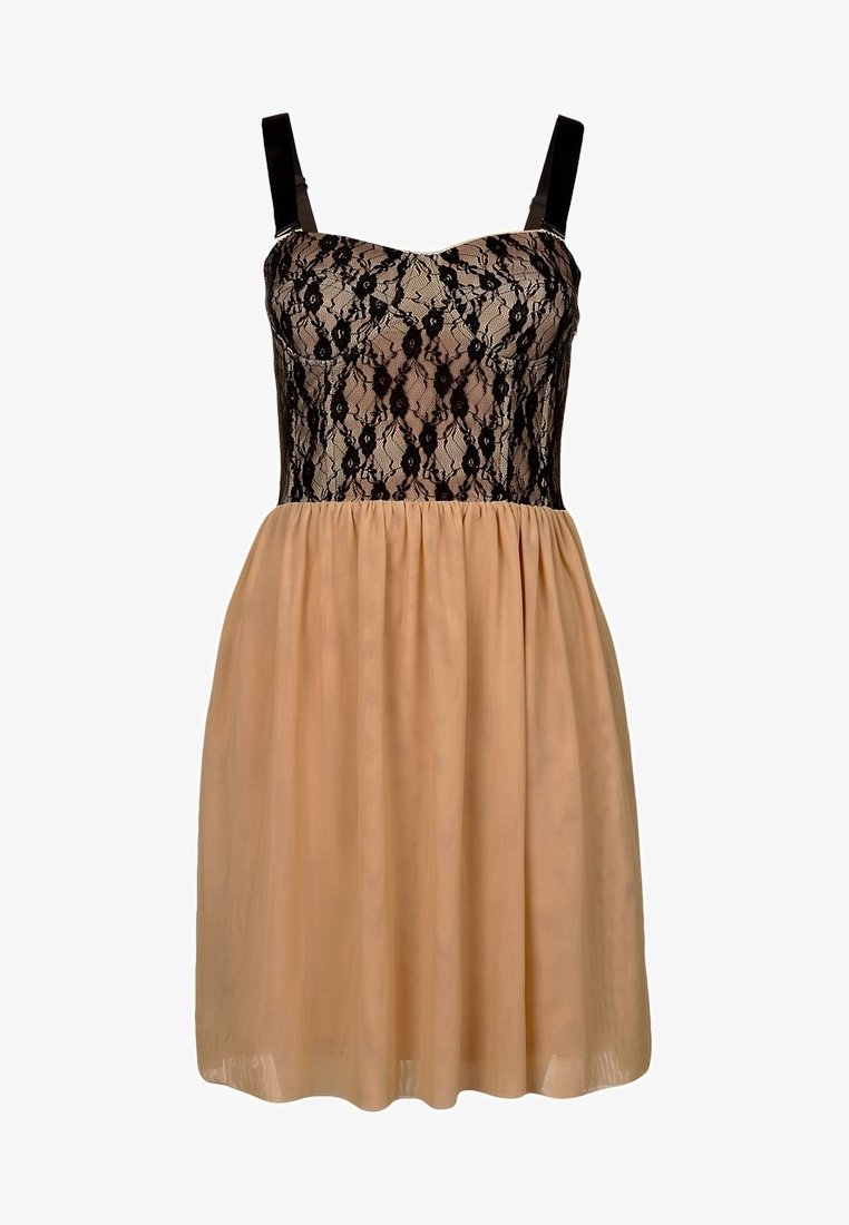 Un corsage en dentelle noire avec un décolleté en cœur, des bretelles réglables, et une jupe plissée de couleur nude fabriquée en tissu léger.