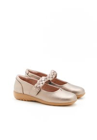 Bailarinas metálicas en color rosa dorado con una correa trenzada, parte superior de cuero suave con textura, punta redondeada y suela de goma para mayor comodidad y flexibilidad.