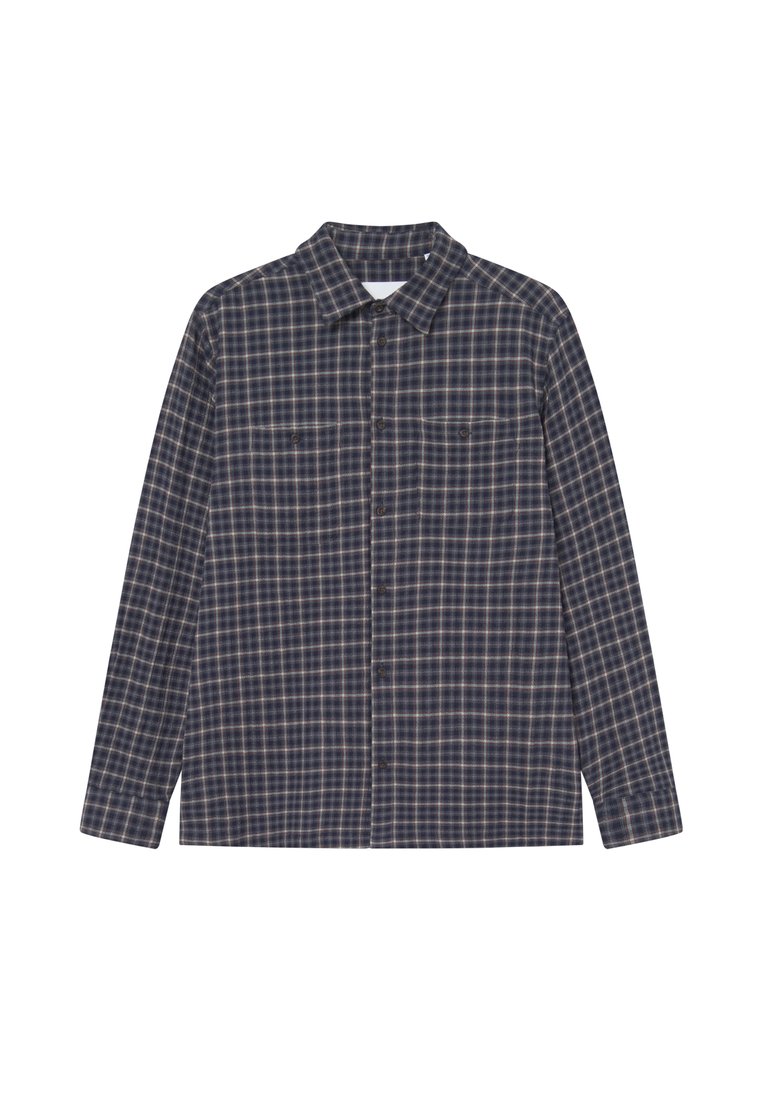 Sötétkék flanel ing hosszú ujjal, kockás mintával. Két mellzsebe van, gombos eleje és klasszikus gallérja.