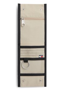 Οργανωτής πορτοφολιού από μπεζ ύφασμα με μαύρες λεπτομέρειες, τσέπη με φερμουάρ, μεταλλικό κρίκο για κλειδιά, θήκες για κάρτες και κλείσιμο με κουμπιά τύπου snap.