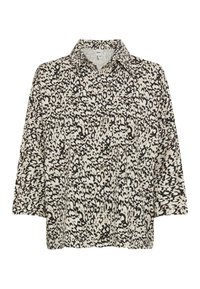 Blusa a stampa leopardata in crema e nero, con colletto e maniche a tre quarti, realizzata in tessuto leggero con una texture liscia.