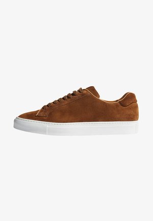 Braune Wildleder-Sneaker mit weißen Gummisohlen, runder Spitze, flachen Schnürsenkeln und minimalistischem Design. Glatte Textur und dezente Steppnähte.