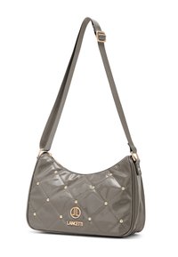 Borsa in pelle verniciata grigia con motivo trapuntato a diamante, borchie dorate e logo. Dotata di una sottile tracolla regolabile per indossarla a spalla o a tracolla.