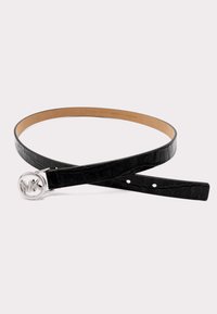 Zwarte krokodillenstructuur leren riem met een zilveren ronde MK-logo gesp, plat gelegd op een witte achtergrond.