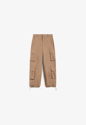 Beige cargobukser med elastisk linning, flere sidelommer, justerbare manchetter og en glat, let stoffinish.
