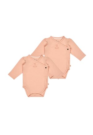 Zwei blassrosa langärmlige Babybodys mit seitlichen Druckknopfverschlüssen und kleinen Teddybaummustern auf der Brust, flach auf einem weißen Hintergrund ausgelegt.