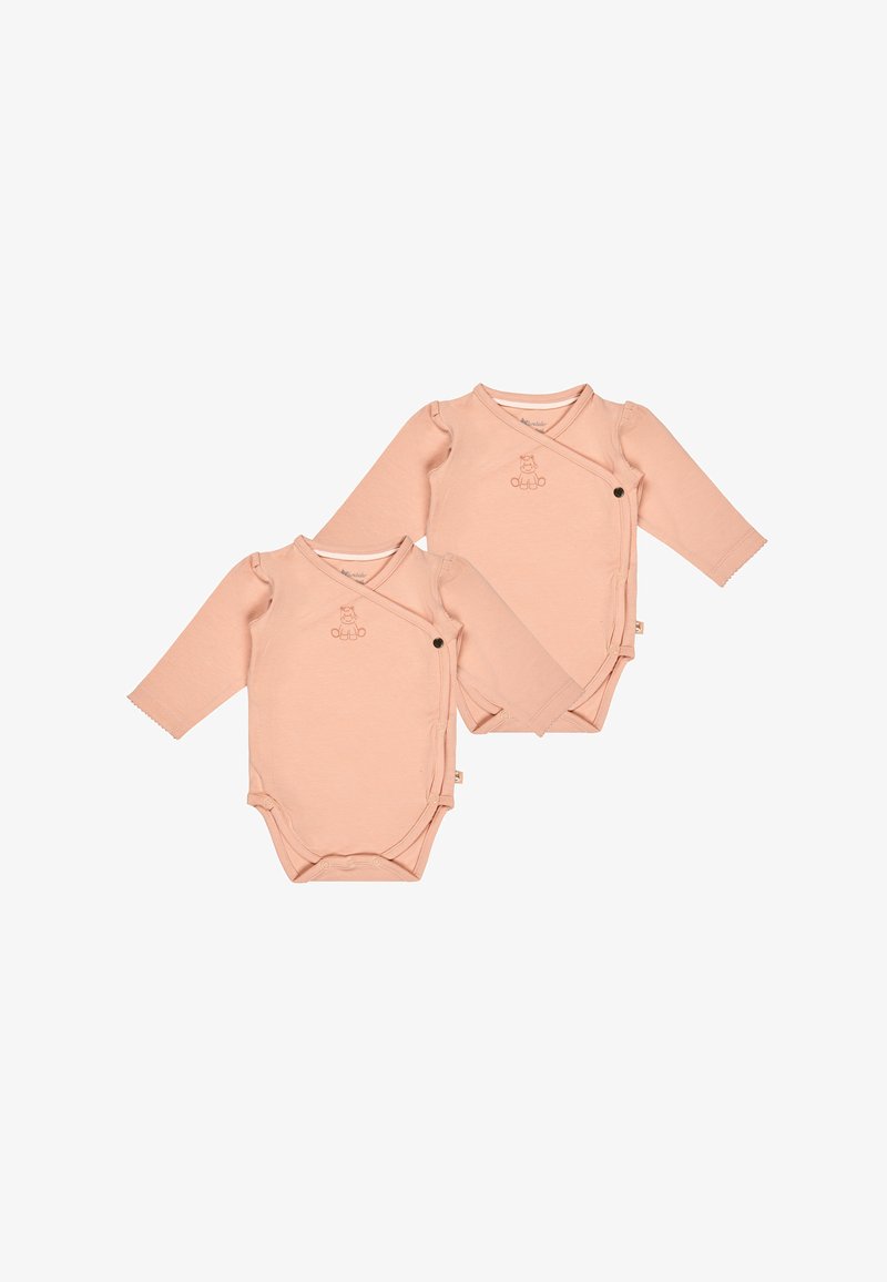 Zwei blassrosa langärmlige Babybodys mit seitlichen Druckknopfverschlüssen und kleinen Teddybaummustern auf der Brust, flach auf einem weißen Hintergrund ausgelegt.