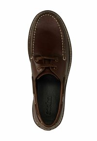 Bruine leren schoen met een ronde neus, vetersluiting, contrasterende witte stiksels en een zwarte binnenkant met logo-embossing.