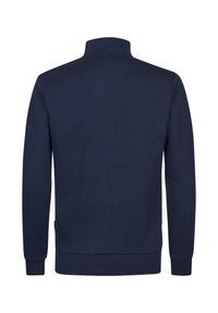 Navyblauwe sweatshirt met een hoge kraag, een gestructureerd zigzagpatroon en geribde boorden en zoom. Gemaakt van zachte, rekbare stof.
