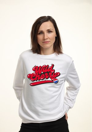 Biała bluza z długim rękawem z dużą grafiką "Wild Cherry" w kolorze czerwonym, z zakrzywioną czerwoną linią i małym logo Pepsi na końcu.