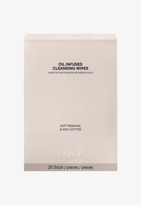 Confezione di salviette detergenti infuse di olio Babor; scatola elegante di colore rosa chiaro con testo nero. Contiene 25 salviette di cotone per una rimozione delicata.