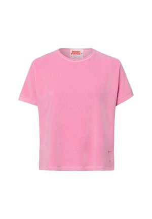 Roze korte mouw terry cropped T-shirt met ronde halslijn en kleine rode tekst nabij de onderzoom op een witte achtergrond.