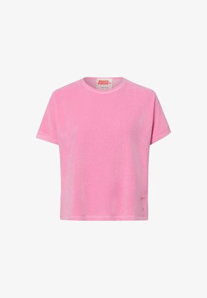 Roze korte mouw terry cropped T-shirt met ronde halslijn en kleine rode tekst nabij de onderzoom op een witte achtergrond.