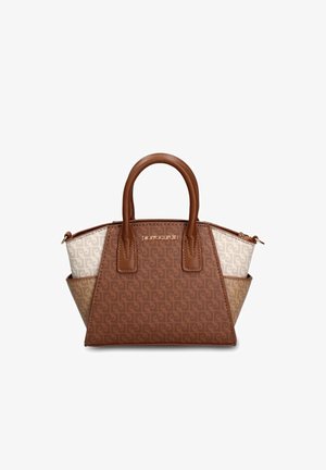 Sac à main trapézoïdal marron et beige avec double poignée supérieure et texture à motifs, équipé d'une plaque logo à l'avant et de poches latérales.