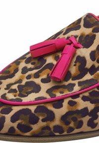Súšková papuče so leopardím vzorom a fuchsovou koženou akcentáciou a strapcami, so zaoblenou špičkou a prešívanými detailmi pozdĺž okraja.