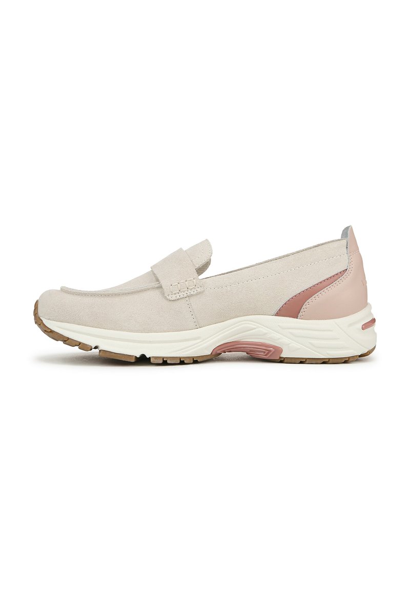Scarpa slip-on in suede beige chiaro con tomaia testurizzata, cinturino elastico e suola in gomma. Presenta un accentuazione rosa sul tallone e una suola intermedia bianca.