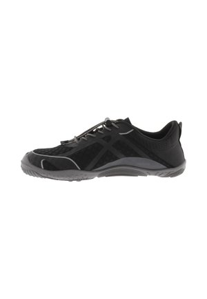 Scarpa da ginnastica nera con suola grigia, tomaia in mesh e lacci a strappo rapido, progettata per uso casual o sportivo.