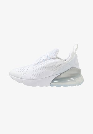 Chaussure de sport blanche avec une tige en mesh, des panneaux texturés et une unité de coussin d'air visible au niveau du talon. Elle dispose d'un système de laçage et d'un logo.