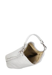 Borsa bianca texturizzata con un motivo intrecciato, dotata di un manico singolo e accessori in argento. La parte superiore aperta rivela un interno beige e una tasca con zip.