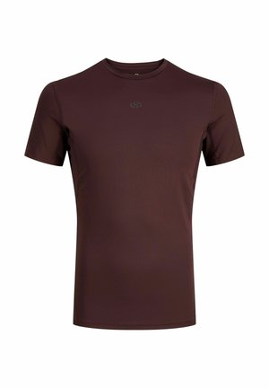 T-shirt de sport marron foncé à manches courtes avec col rond et petit logo réfléchissant sur la poitrine, présenté sur un fond blanc uni.
