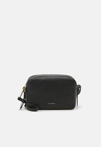 Borsa a tracolla in pelle nera con texture a granuli, forma rettangolare, zip dorata e tracolla rimovibile; presenta un logo sul davanti.