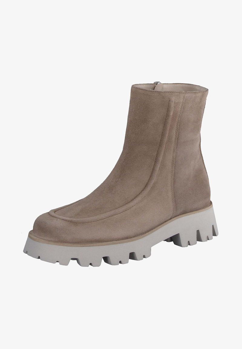 Beige semišové kotníkové boty s hladkým povrchem, mají silnou bílou gumovou podešev a zip na zadní straně pro snadné obouvání.