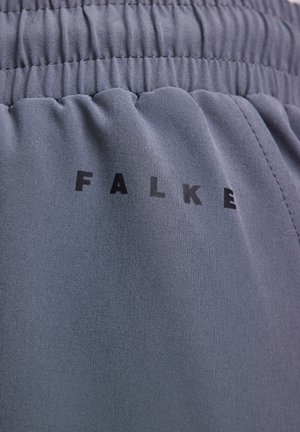 Donkergrijze stof met elastische tailleband en het "FALKE"-logo in zwarte letters op het materiaal gedrukt.