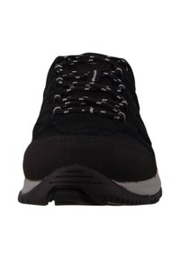 Schwarzer Sportschuh mit Obermaterial aus Mesh und synthetischem Material, runder Zehenbereich, weißen Schnürsenkeln mit schwarzen Sprenkeln und Gummisohle mit strukturierten Akzenten.