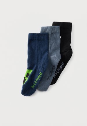 Tre paia di calzini corti da bambino blu navy con dettagli verdi, grigi e neri, sovrapposti su sfondo bianco.