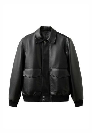 Veste en cuir noire avec un col chemise, deux poches plaquées à l'avant et une fermeture à boutons. Présente une texture lisse et une coupe décontractée.