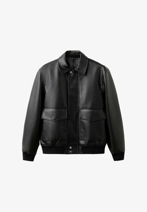 Veste en cuir noire avec un col chemise, deux poches plaquées à l'avant et une fermeture à boutons. Présente une texture lisse et une coupe décontractée.