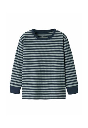 Chemise en tricot côtelé à manches longues avec rayures horizontales bleu marine et gris clair et poignets bleu marine sur un fond uni.