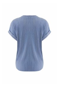 Camisa de manga corta a rayas azules con cuello redondo y mangas enrolladas. Textura suave con un ajuste fluido y dobladillo ligeramente curvado.