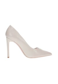 Pumps in pelle verniciata beige con tacco alto a spillo e punta affusolata. Texture liscia con design minimalista.