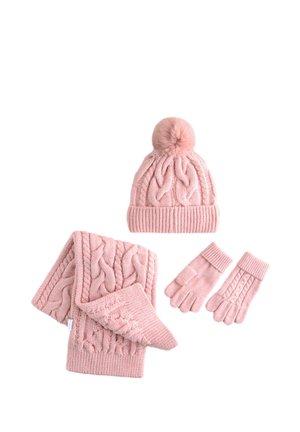 Rosa gestricktes Winterset mit Zopfmuster, bestehend aus einer Mütze mit Bommel, Schal und einem Paar Handschuhe auf weißem Hintergrund.