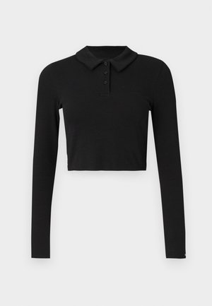 Svart langermet polo-skjorte i en kortet design, med krage, tre knapper og myk ribbet tekstur. Ingen mønstre eller accenter.