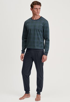 Herenpyjama's met een langslievend marineblauw geruite shirt in groentinten en donkergrijze broek met omslag, gemaakt van zachte stof.