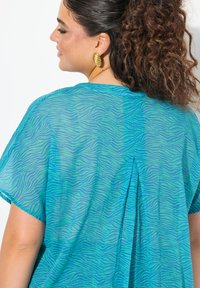 Ulla Popken SUMMERTIME ZEBRA PRINT SHORT SLEEVE - Blůza - deep aqua