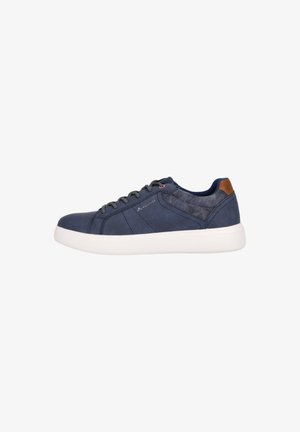 Navy Sneaker aus glattem Stoff mit strukturiertem Fersenbereich, weißer Gummisohle, grauen Schnürsenkeln und braunem Lederakzent auf der Rückseite.