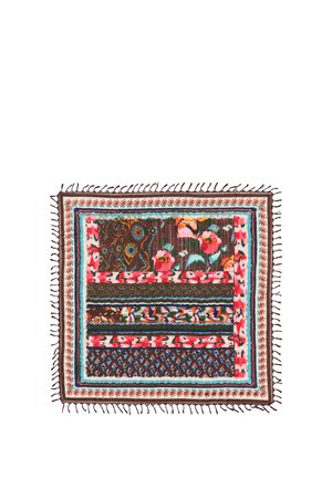 Textil cuadrado con patrones florales y geométricos multicolores, con bordes con flecos y una mezcla de tonos marrón, rosa, azul y crema.