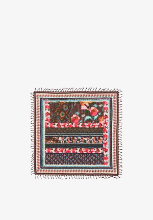 Textil cuadrado con patrones florales y geométricos multicolores, con bordes con flecos y una mezcla de tonos marrón, rosa, azul y crema.