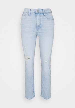 Lichtblauwe high-waist jeans met rechte pijpen met versleten scheuren op de bovenkant van de linker dij en rechterknie, voorzakken en knoopsluiting.