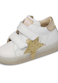 Vita läderskor med två kardborreband, prydda med ett guldglittrande stjärnmönster, beige detaljer och en genomskinlig gummisula.