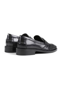 Loafers negri din piele cu un design împletit în față, talpă din cauciuc plat și un finisaj neted pe partea superioară, având detalii de cusătură subtile.