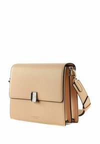 Sac bandoulière en cuir beige avec fermeture à rabat, forme rectangulaire, bords noirs contrastants et accent en métal argenté à l'avant.