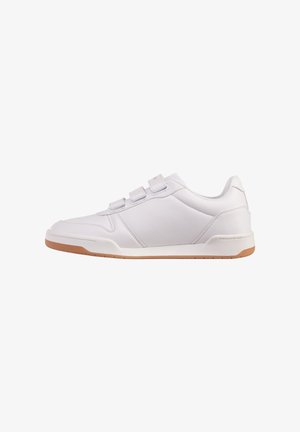 Weißer Sneaker mit niedrigem Schaft, drei Klettverschlüssen und einer braunen Gummisohle, von der Außenseite auf weißem Hintergrund gezeigt.