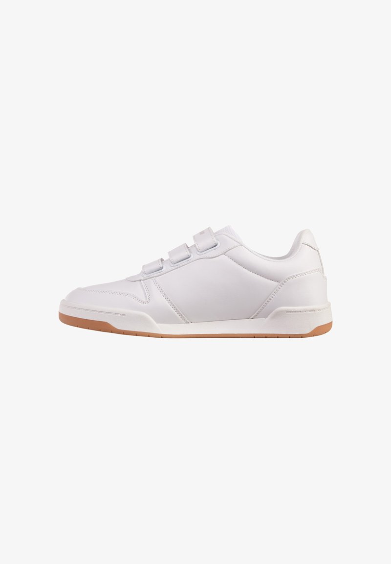 Weißer Sneaker mit niedrigem Schaft, drei Klettverschlüssen und einer braunen Gummisohle, von der Außenseite auf weißem Hintergrund gezeigt.